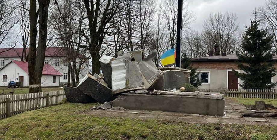 декомунізація львів, демонтаж, пам'ятник, декомунізація, знесення пам'ятника, радянський пам'ятник