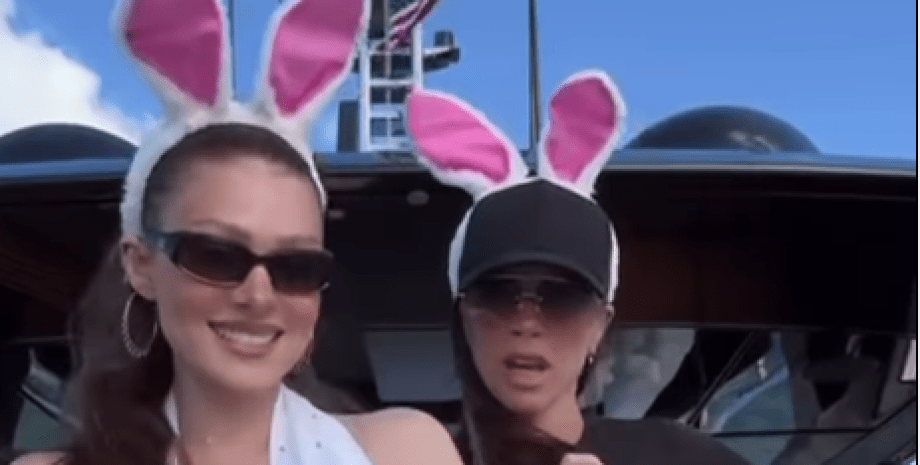 Виктория Бекхэм Никола Пельтц шоу-бизнес актриса дизайнер певица Виктория Бекхэм и Никола Пельтц станцевали на отдыхе, зажгли под старый хит, группа Spice Girls