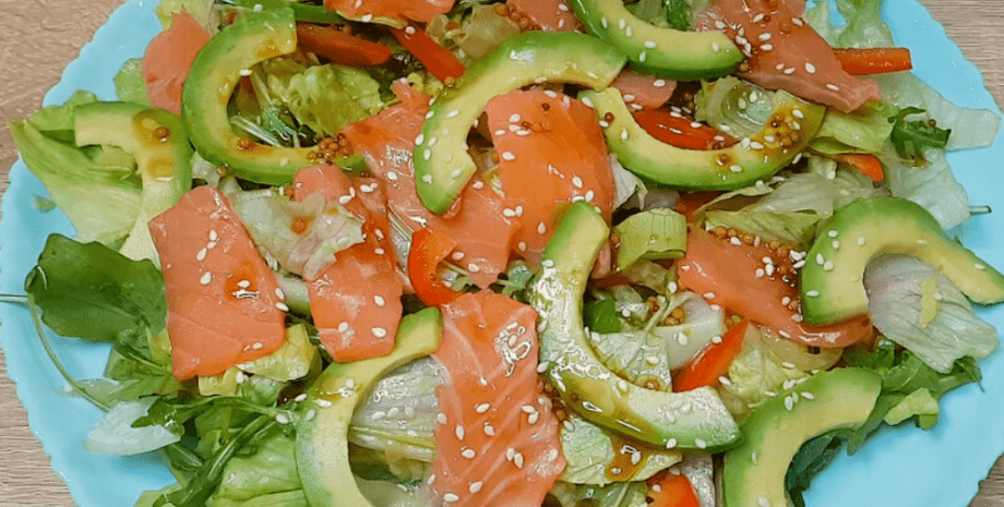 Салат с авокадо и красной рыбой (без майонеза)