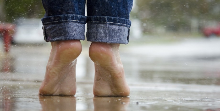 Дождь, босые ноги