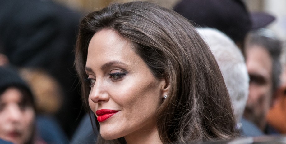 Анджелина Джоли, Анджелина Джоли стиль, Анджелина Джоли образы, идеальное пальто на осень и зиму 2022, Анджелина Джоли дети