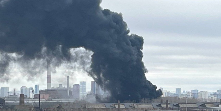 Das Feuergebiet im Unternehmen in Yekaterinburg beträgt 4.500 Quadratmeter. Die ...