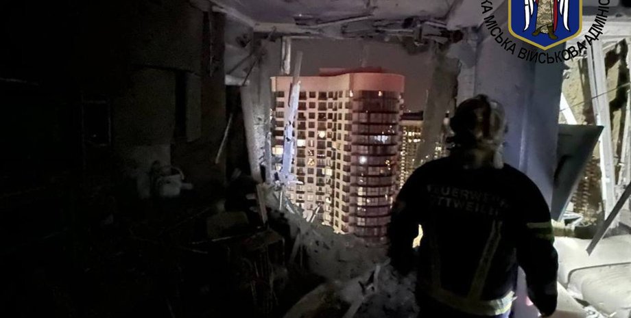 Разрушения, обстрел, Киев, многоэтажка, спасатель,