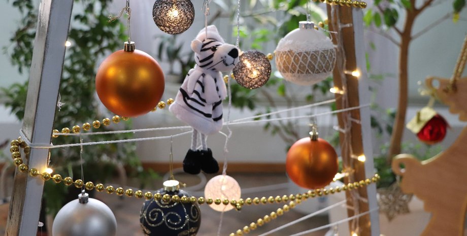 незвичайна ялинка, штучна ялинка, новорічна ялинка