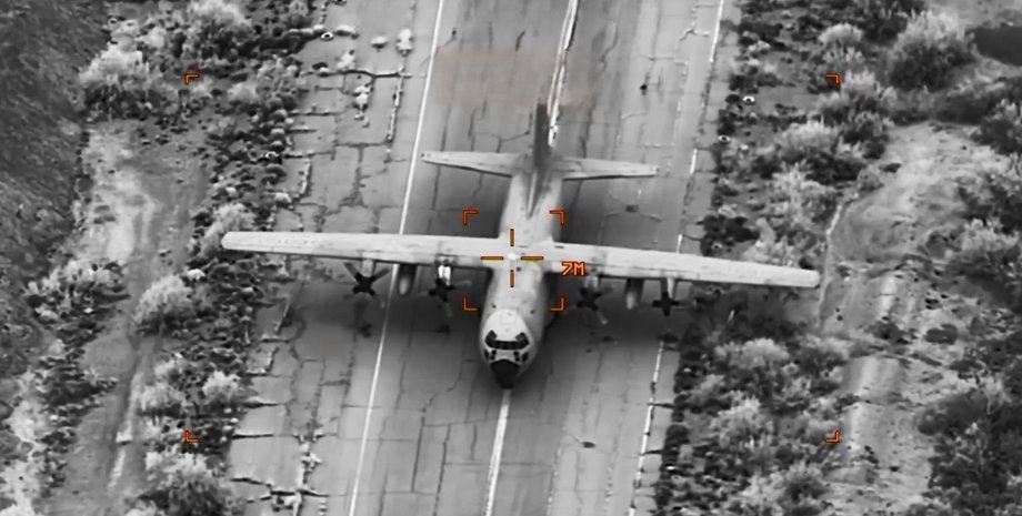 Самолет C-130 Hercules Ирана на аэродроме за мгновение до удара США