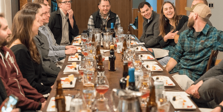 Вечеря з друзями, сімейна вечеря, їжа, залишки їжі, дівчина відмовилася доїдати залишки їжі, дівчина відмовилася від вечері,