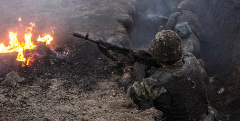 Le lieutenant des forces armées avec le signal d'appel 