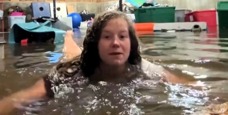 Женщина обустроила бассейн и поплавала в затопленном подвале от непогоды
