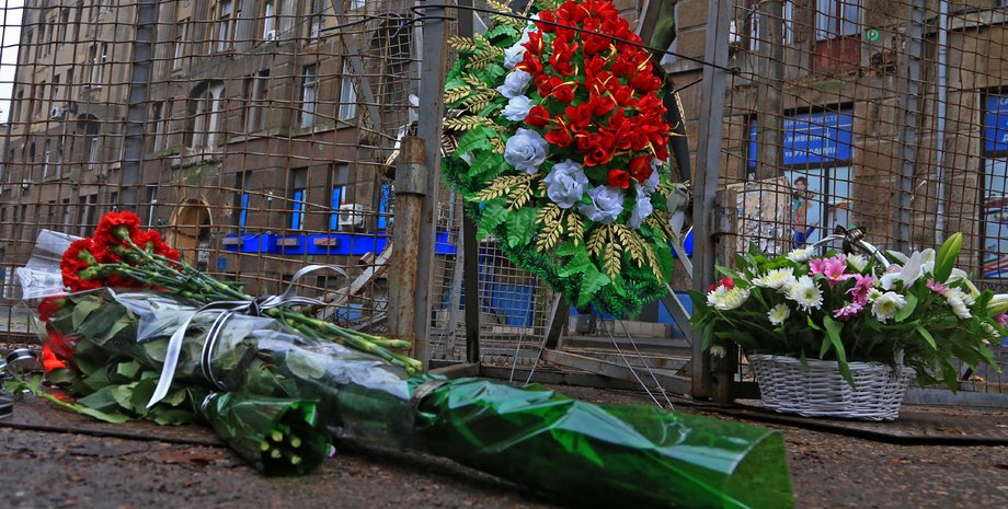 цветы, сгоревшее здание, одесса, колледж