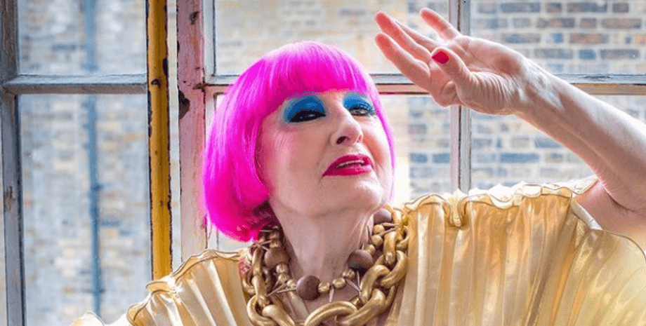 Зандра Роудс, окно