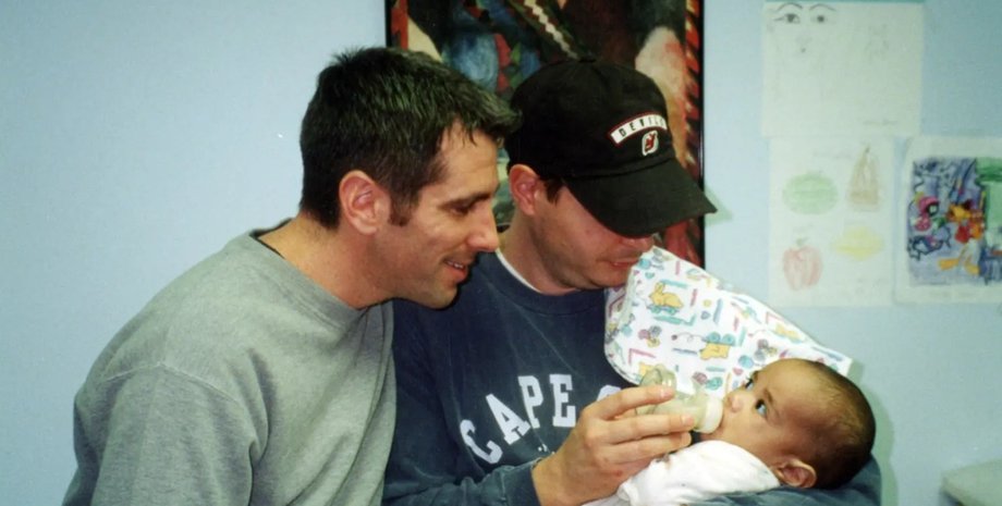 Дэнни Стюарт и Питер Меркурио с малышом, которого нашли в метро