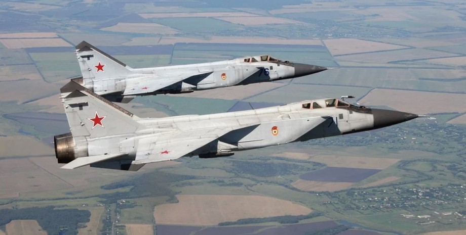 Літаки МіГ-31 ЗС РФ, РФ Баренцове море, РФ загроза з півночі, РФ проти літаків США,  порушення кордонів МіГ-31