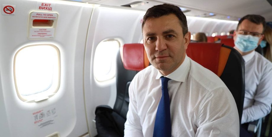 Николай Тищенко, поездка в Ужгород, авиарейс, самолет, слуга народа, закарпатье, закарпатская область