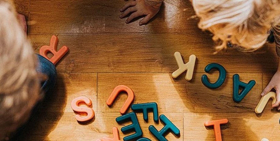 Дети составляют слова