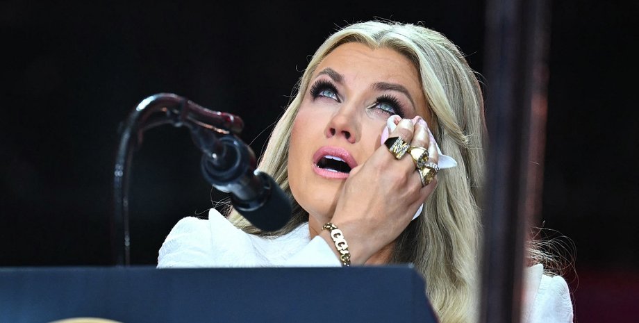 эрика кирк на прощании с мужем