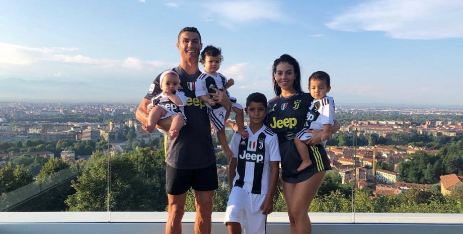 Криштиану Роналду с невестой и детьми Криштиану Роналду, Криштиану Роналду невеста, Криштиану Роналду дети, дочь криштиану роналду, джорджина родригес