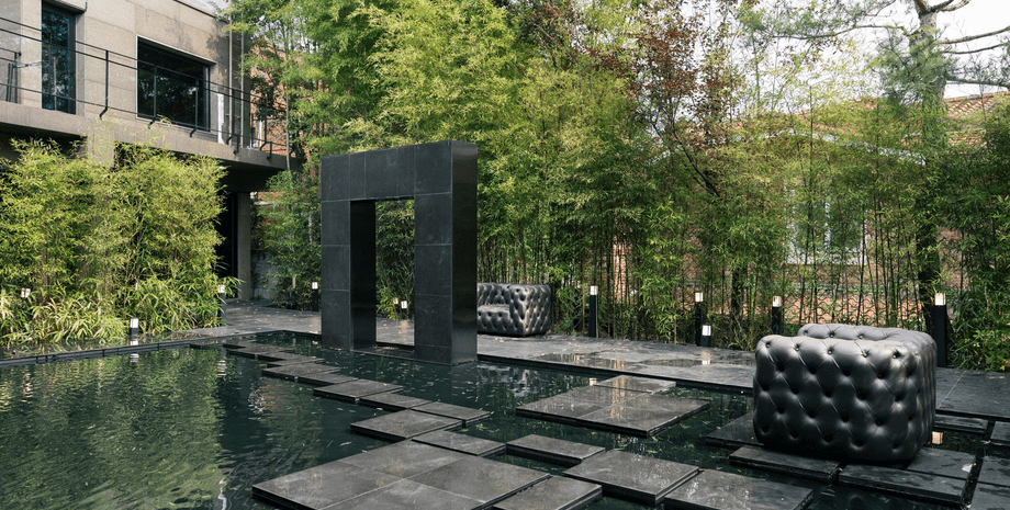 Кафе, в якому йде дощ, дощ кожні 15 хвилин, туристи, пропонують парасольки, штучний дощ, у закладі починається справжній дощ