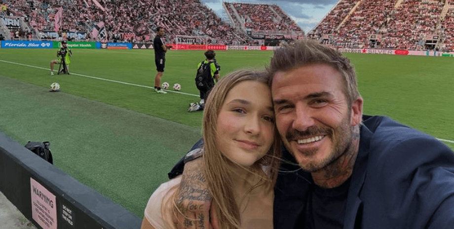 Дэвид Бекхэм, Харпер Бекхэм, футбольное поле, футболисты