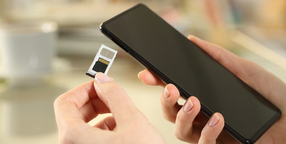 SIM-карта и смартфон в руках