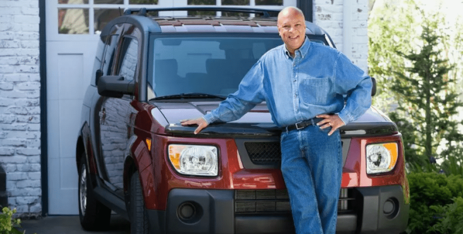 Після трьох днів очікування чоловік провчив нахабних паркувальників чоловік провчив туристів за неправильне паркування