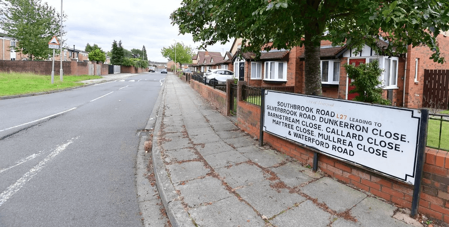 Уличный знак в Великобритании, дорожный знак, указатель, необычный размер знака, дорожный указатель, улицы, кошмар для водителей