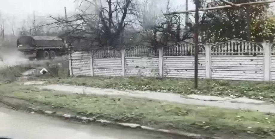 Військова техніка РФ у Донецьку військова вантажівка ЗС РФ на дорозі в Донецьку