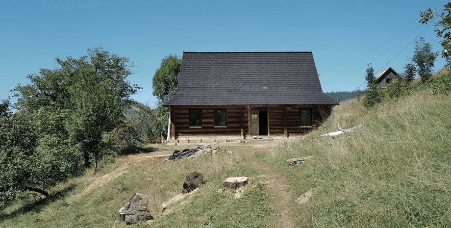 "Было страшно": пара купила и отремонтировала гуцульскую хату в Карпатах