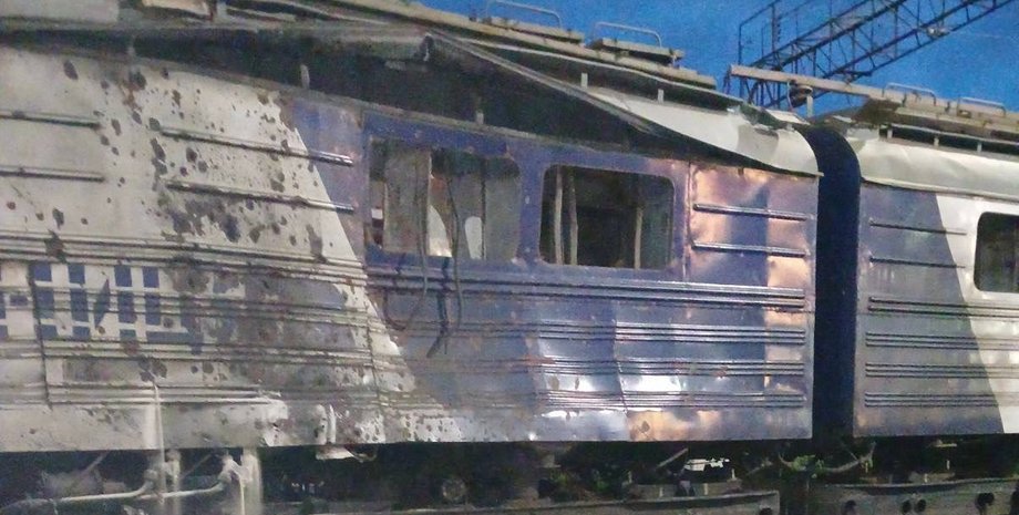 фото поврежденного поезда из-за обстрела Запорожья 22 апреля