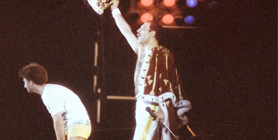 Фредді Мерк'юрі, корона, виступ