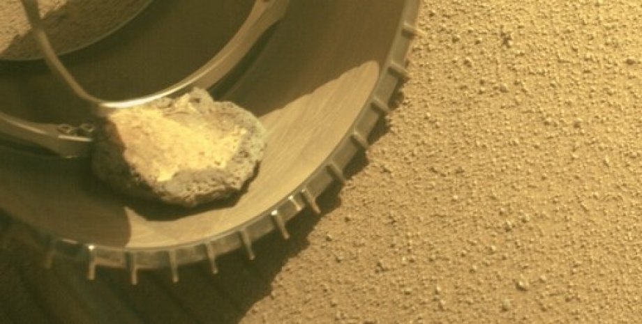 марсоход, Perseverance, марсианский камень, колесо
