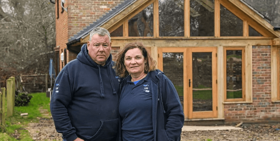Подружжя змушують знести прибудову, сім'я, будинок, дозвіл на будівництво, документ, закон, прибудова, нерухомість, земля Корони, ділянка