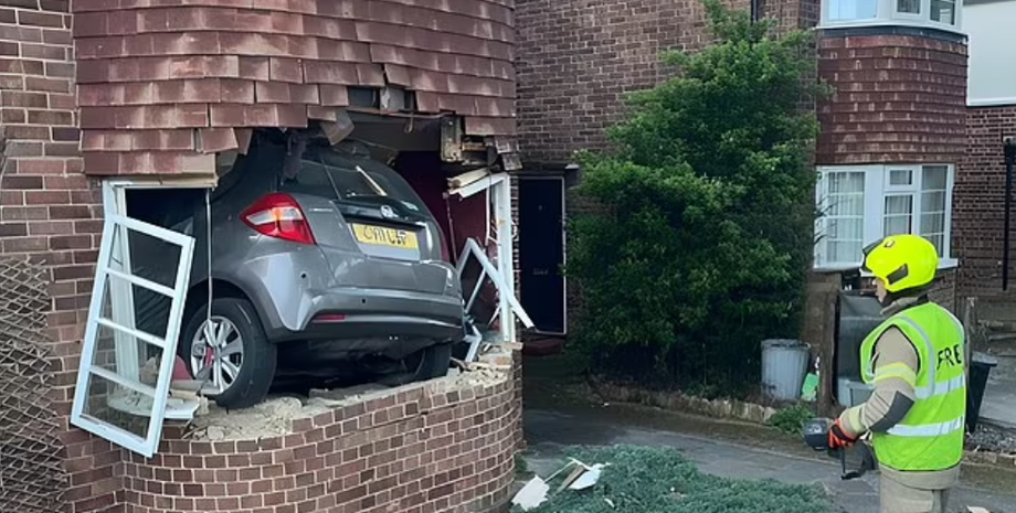 Заїхала автівкою у будинок сусідки, ДТП, аварії, пригоди на дорозі, курйози, Велика Британія, фото