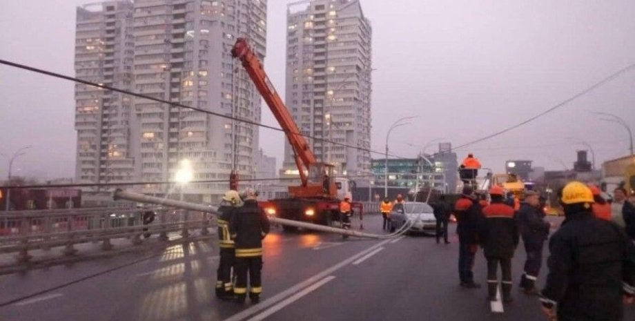 На Шулявском мосту упали фонарные столбы, шулявка, мост, упали столбы