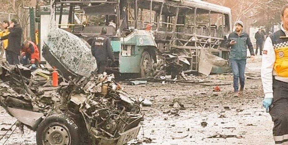 Взорванный автобус в Турции / Фото: Twitter