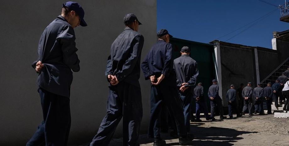 Военнопленные в лагере Военнопленные в лагере