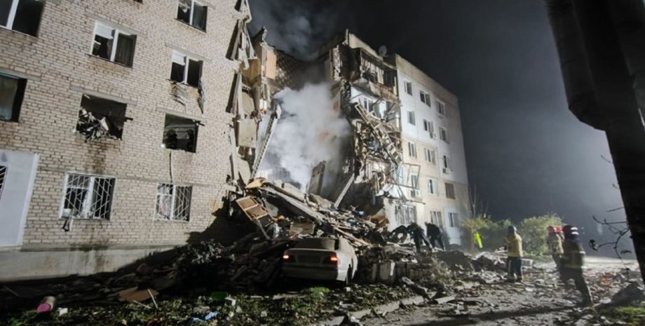 ракетный обстрел, удар, взрыв, разрушенный дом