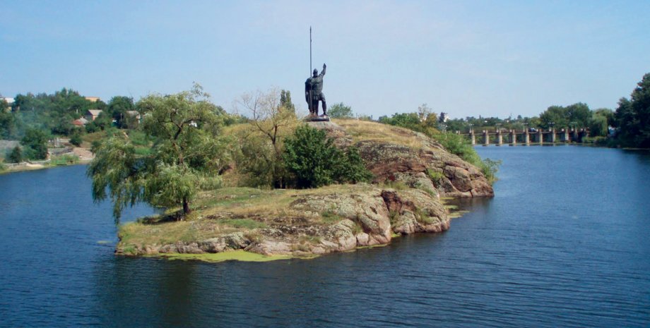 Памятник "Росич" на острове Зеленый в Корсунь–Шевченковском