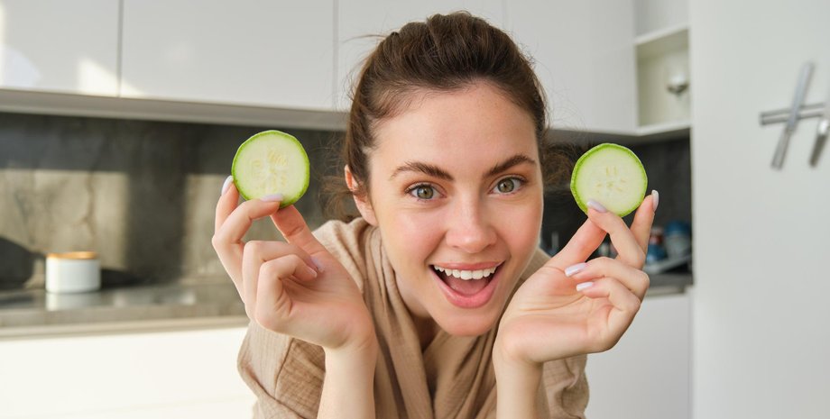 Девушка держит дольки кабачков