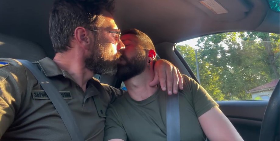 Віталій Седюк цілується з партнером