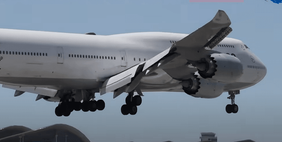 Посадка самолета, шасси, неудачная посадка, Boeing 747, вирусное видео, колеса самолета, дым, самолет подпрыгнул, посадочная полоса