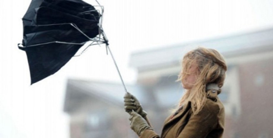 пориви вітру, штормове попередження, прогноз погоди, жінка з парасолькою, синоптики