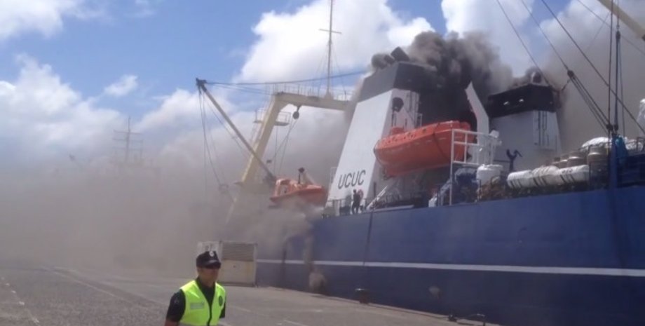 Пожар на российском траулере / Фото: скриншот из видео Youtube