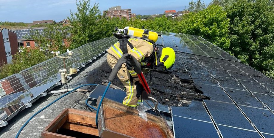Сонячні панелі пожежа Пожежник ліквідує загоряння сонячних панелей на даху