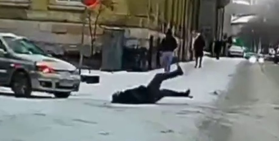 У Львові пішохід послизнувся на дорозі і впав просто під машину (відео)