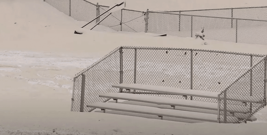 Снег другого цвета, необычный снег, коричневый снег, бумажная фабрика, химическое вещество, уровень pH, опасный снег, власти предупреждают