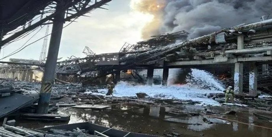 фото руїн цеху Нижнекамскнефтехим у РФ 31 березня