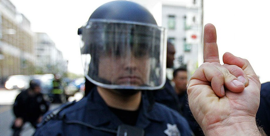 Канада, суд Канады, средний палец, можно ли показывать средний палей