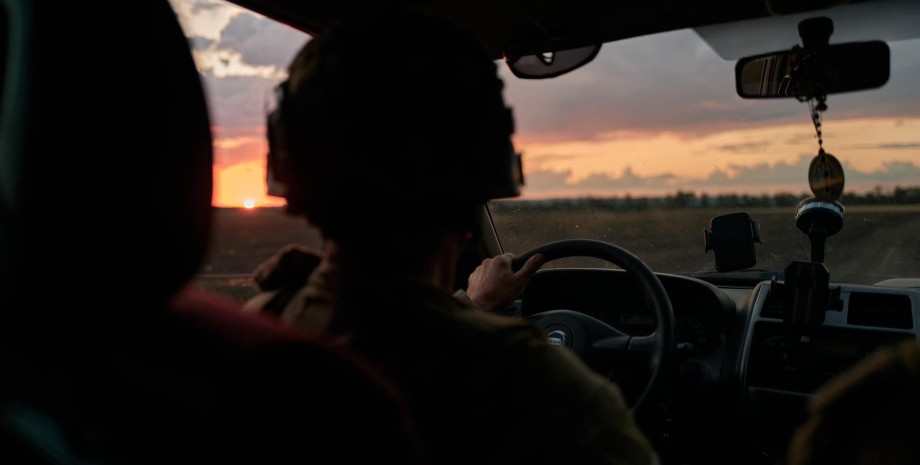 Водитель в военной форме за рулем авто авто, военный, дорога, поле, лес