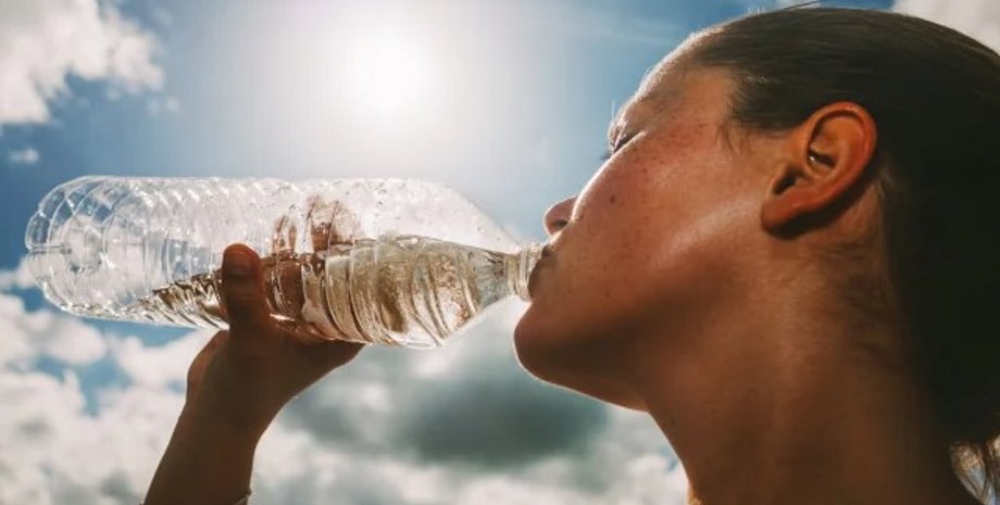 вода, пьет воду, женщина, жажда, бутылка воды, жара