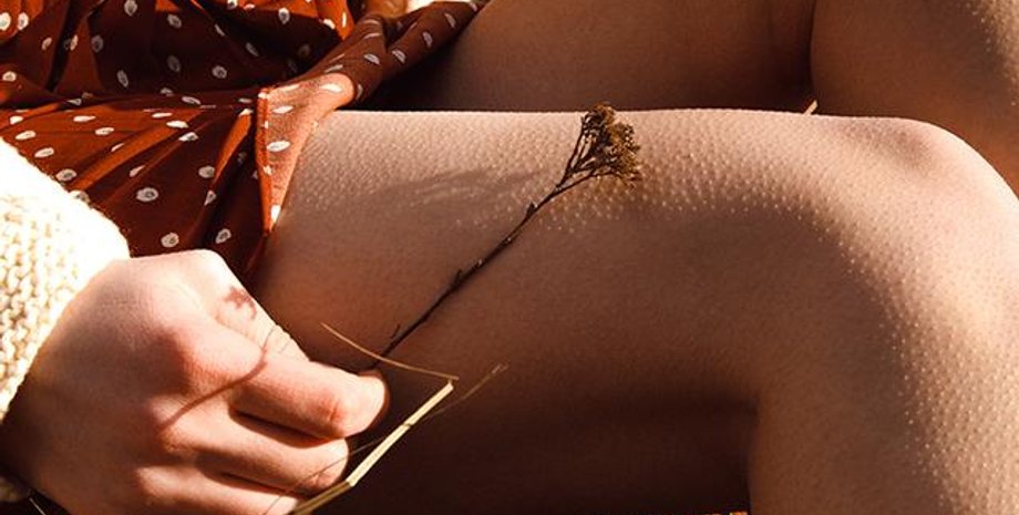 мурашки по коже, девушка, ноги, рука, цветок, фото